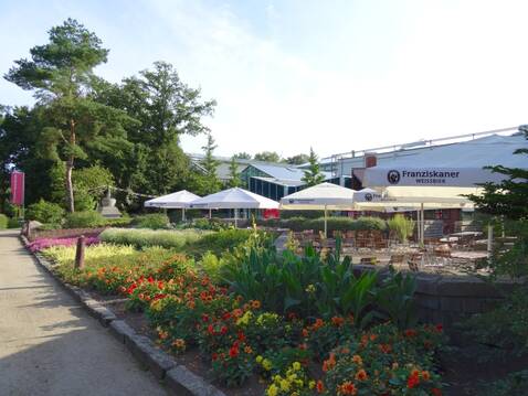 Außenbereich des Bloom Restaurants mit Biergarten und Terrasse 