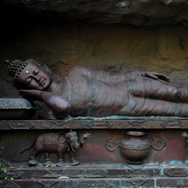 Liegende Buddha Figur in Bronze