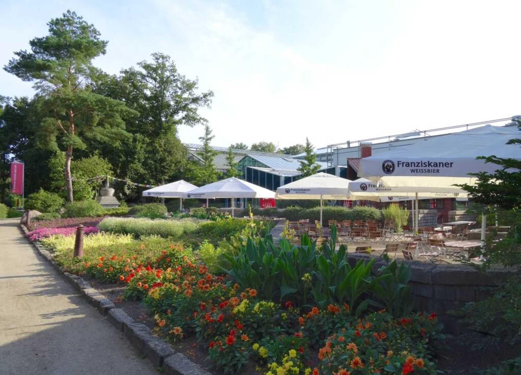 Außenbereich des Bloom Restaurants mit Biergarten und Terrasse 